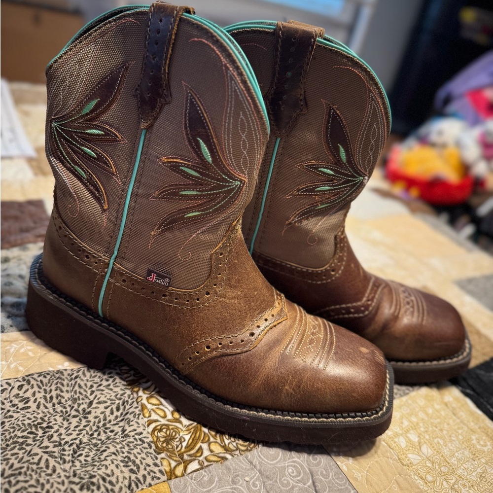Brown Western Justin brand Cowboy Boots with Embroidered Design